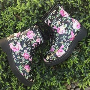 Floral like new combat rain boots chunky